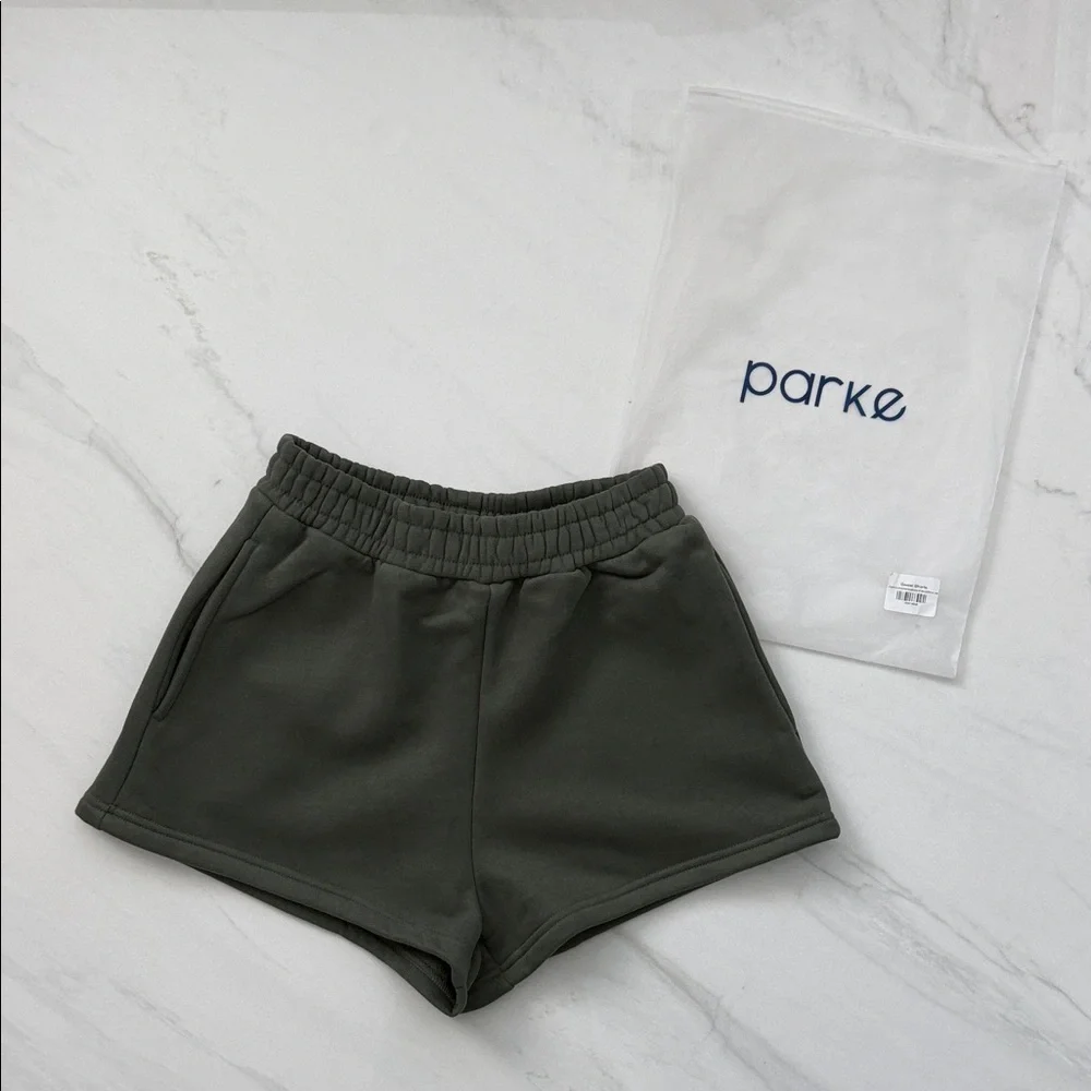 NEW Women’s PARKE
Fleece Sweatshorts in Hunter Green
Size XS - Picture 1 of 8